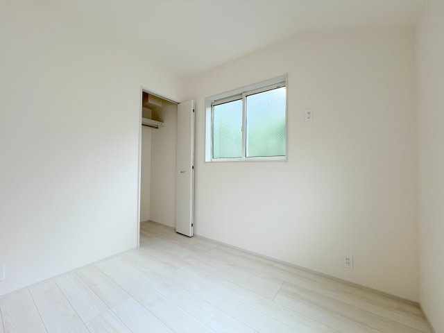 福生市熊川　新築戸建全2棟の洋室|【洋室1】収納スペース