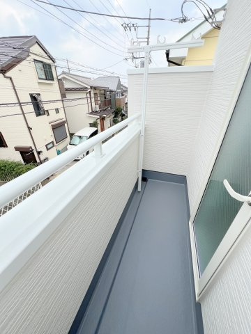 福生市熊川　新築戸建全2棟のバルコニー|東向きのバルコニー｡日照時間が午前中に集中するため、早い時間から効率よく洗濯物を干すことができ、お出かけ前や午前中のうちにスッキリと乾かせます。
