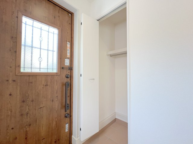 福生市熊川　新築戸建全2棟の玄関|玄関にポールハンガー付き収納！花粉やウィルスを居室に持ち込まない衛生面、そしてすっきりとした空間を演出するデザイン性