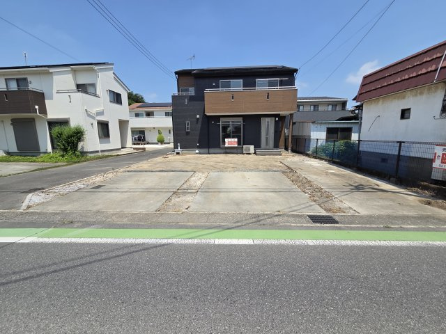 太田市大原町　中古住宅の駐車場