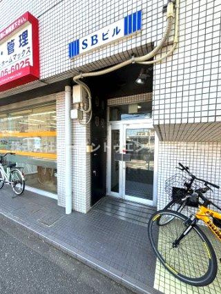 SBビルのエントランス