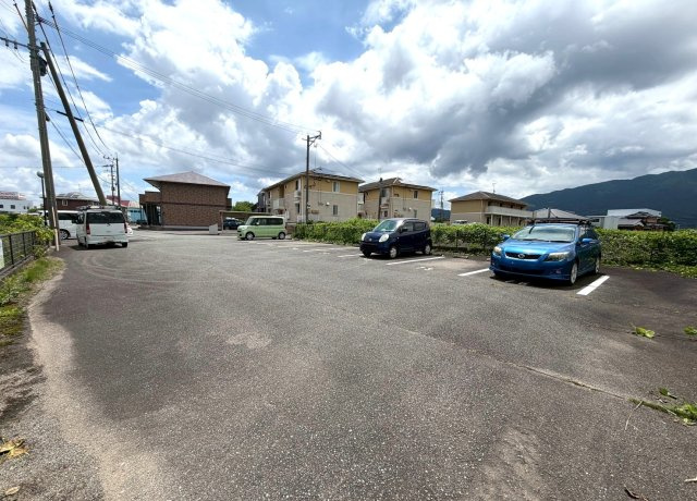 うきは市 ８棟バルク 売アパート（クレイドルABC・フローラタウンABCDE）の駐車場|敷地内駐車場1部分②