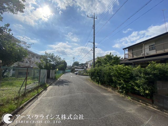 【前面道路含む現地写真】 | 牛久市田宮町33期 | 新しい家が増えても、空の広さはそのまま。春には桜、夏には青空、秋にはやわらかな光。季節ごとに表情を変える街で、長く暮らせる安心を。
