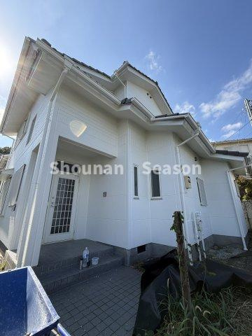 【現地画像あり】厚木市森の里２丁目　中古戸建　85.77坪の外観|ホッとできる計画的な新興住宅街！「森の里」の4LDKリノベ住宅◎　
両面（北・南）道路に面した、開放感が魅力的！
リフォーム完工後は、即ご入居も可能ですよ♪