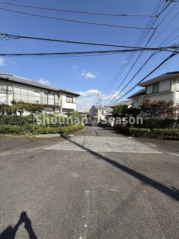 【現地画像あり】厚木市森の里２丁目　中古戸建　85.77坪の周辺|両面（北・南）道路に面し、プライバシーが確保できますよ♪