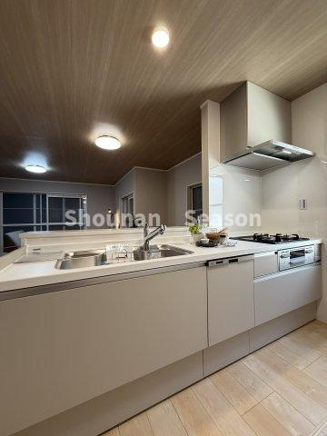 【現地画像あり】厚木市森の里２丁目　中古戸建　85.77坪のキッチン|カウンターキッチンなので、配膳＆後片付けもスムーズです♪