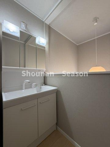 【現地画像あり】厚木市森の里２丁目　中古戸建　85.77坪の独立洗面台|２階にはセカンド洗面台があり、忙しい朝のお支度も楽々です♪