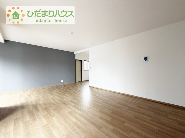 【居間・リビング】 | 土浦市荒川沖西1期　中古戸建 | 南に面した大きな窓から差し込む光で日中は電気いらず♪