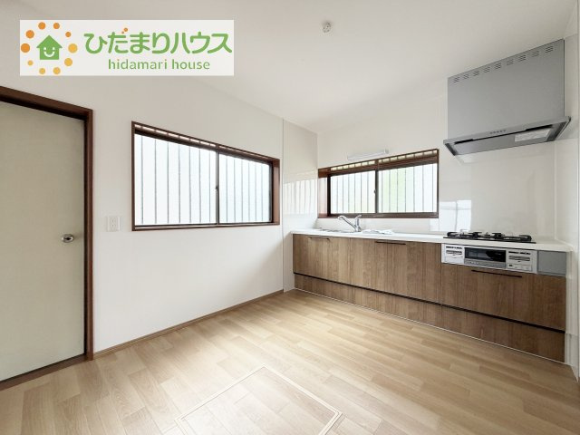 【キッチン】 | 土浦市荒川沖西1期　中古戸建 | 3口コンロと収納豊富なキッチンで、ママの毎日のお料理もはかどります☆