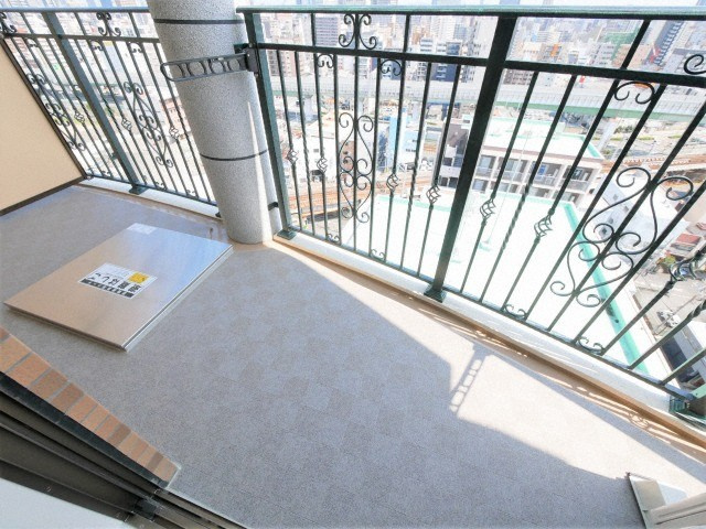 LUXE難波WESTのバルコニー