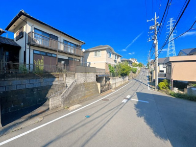 【前面道路含む現地写真】 | ◆青葉区美しが丘３丁目　建築条件なし売地◆ | ◆前面道路も幅員があり車の運転も安心！前面道路は閑静な住宅地。車通りの少ない道路です。お子様にも安心です。