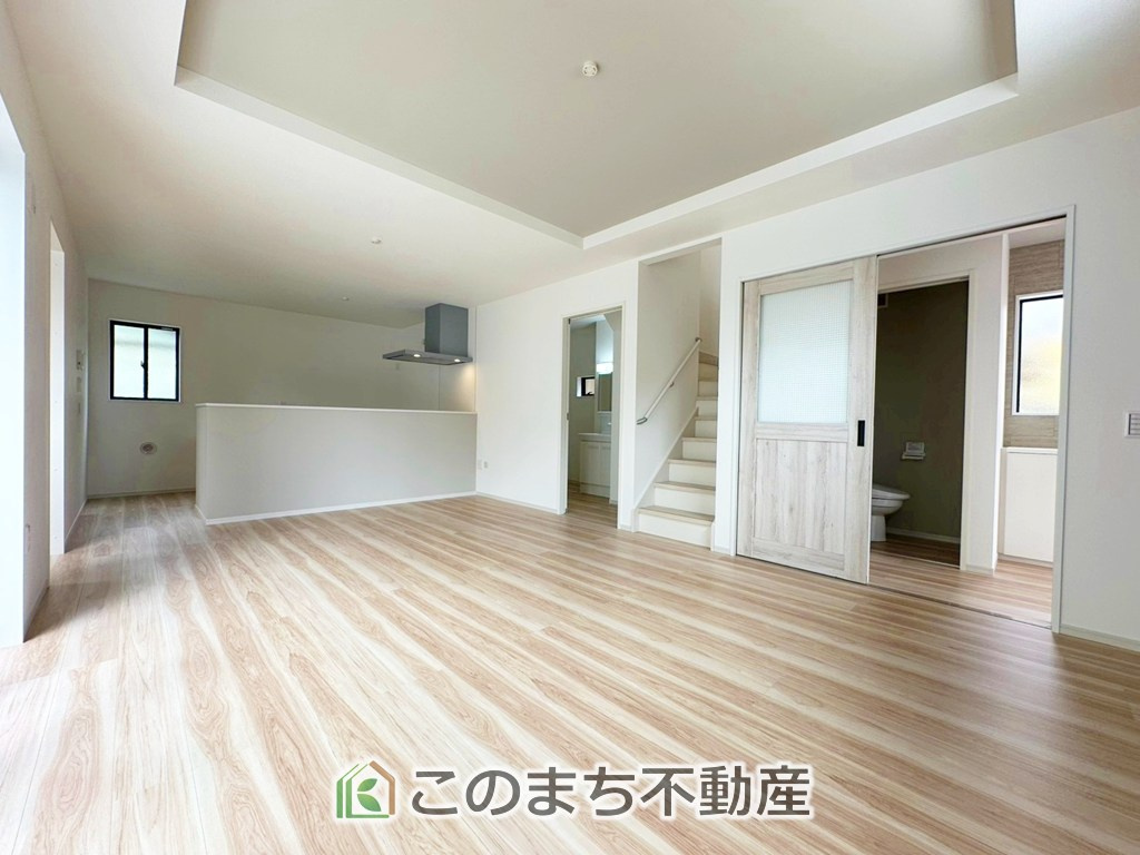 リガーレ宇都宮市石井町7期の居間・リビング|"ＬＤＫは家族団欒スペースとしては十分な広さです！
大きいダイニングテーブル、カウチ付きソファ、大型ＴＶも気兼ねなく配置可能！！"
