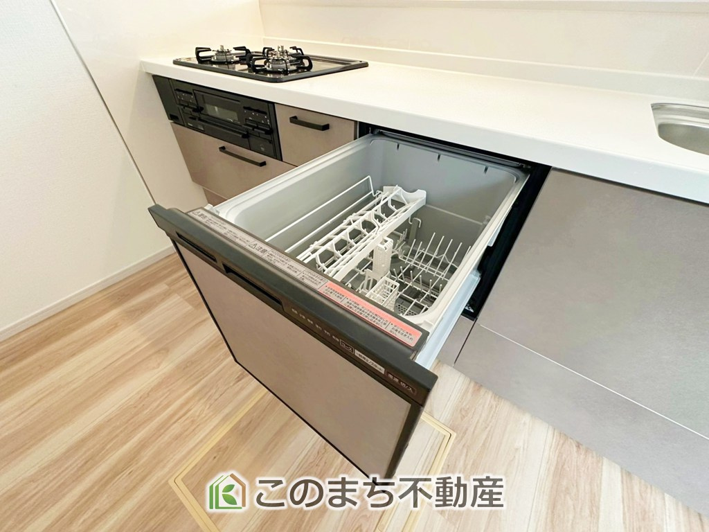 リガーレ宇都宮市石井町7期の設備|あったらいいなの代表的な設備である食洗機。ビルトイン型で、おさまりもよく、使い勝手も良好です。料理をするのは好きだけど、後片付けは苦手な方に重宝します。洗う手間がないので、時間を有効に使えますね。
