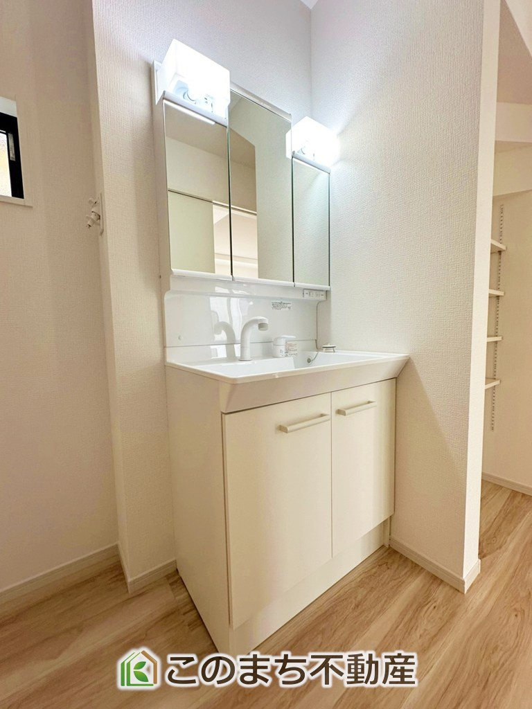 リガーレ宇都宮市石井町7期の独立洗面台|収納豊富な3面鏡の洗面台にはハンドシャワー完備です
