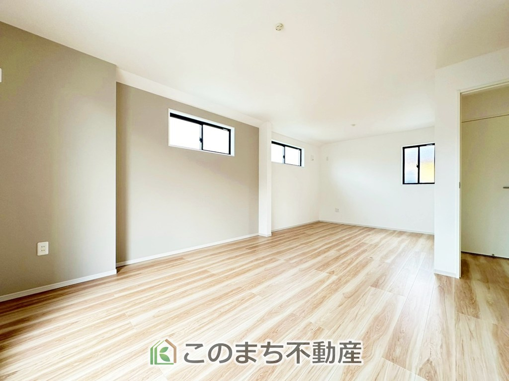 リガーレ宇都宮市石井町7期の洋室|陽光がふんだんに降り注ぐお部屋です。陽だまりの空間で、プライベートなお家時間も快適にお過ごしいただけます♪
