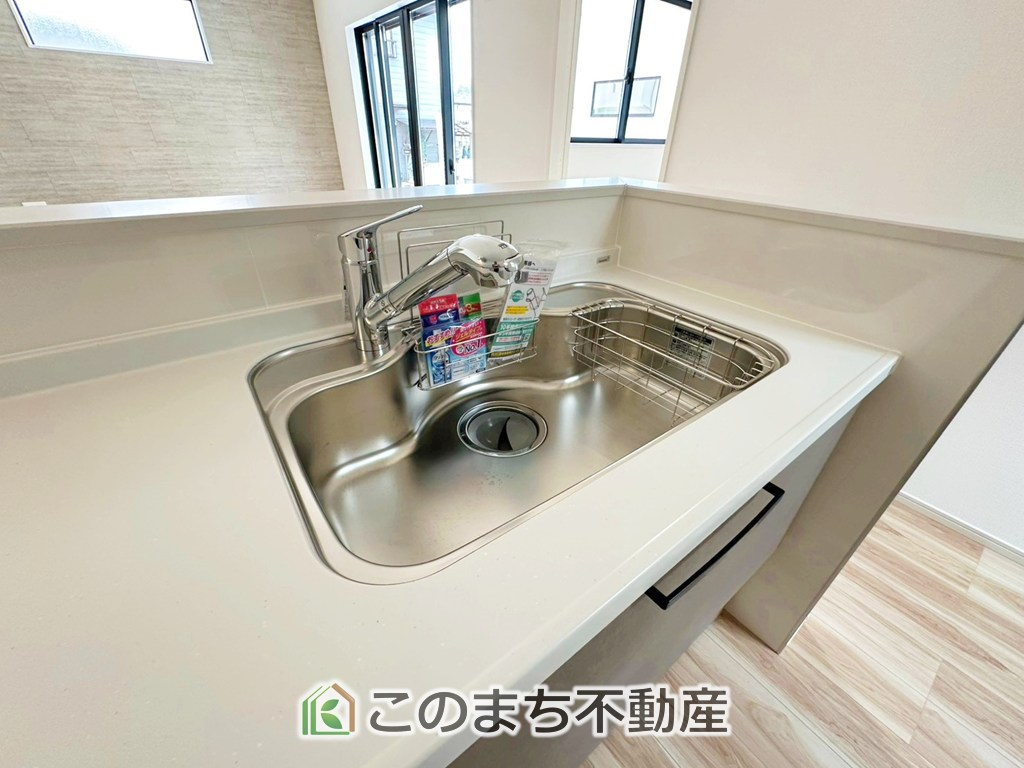 リガーレ宇都宮市石井町7期の設備|ビルトイン型浄水器を内蔵したキッチン水栓。お米を研いだり、野菜を洗ったりするときなど用途に応じてワンタッチで浄水に切り替えが可能です。カートリッジ式なので、フィルターを簡単に交換する事が出来ます。
