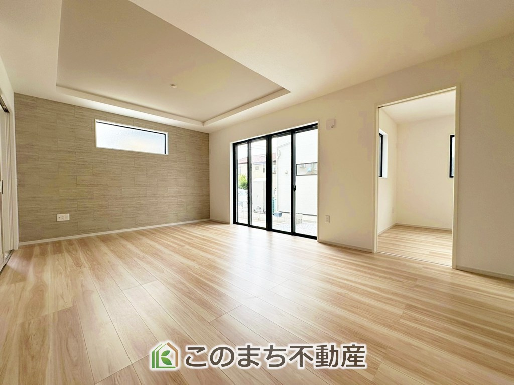 リガーレ宇都宮市石井町7期の居間・リビング|"ナチュラルな色調で、窓を多く配置し光を取り込む明るいリビングは家族だんらんの空間です♪
お休みの日は一日中家でリラックス出来る安らぎの空間になります♪"
