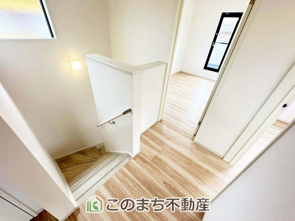 リガーレ宇都宮市石井町7期の内装|手すり付きで小さなお子様にも安心の階段スペースです☆
