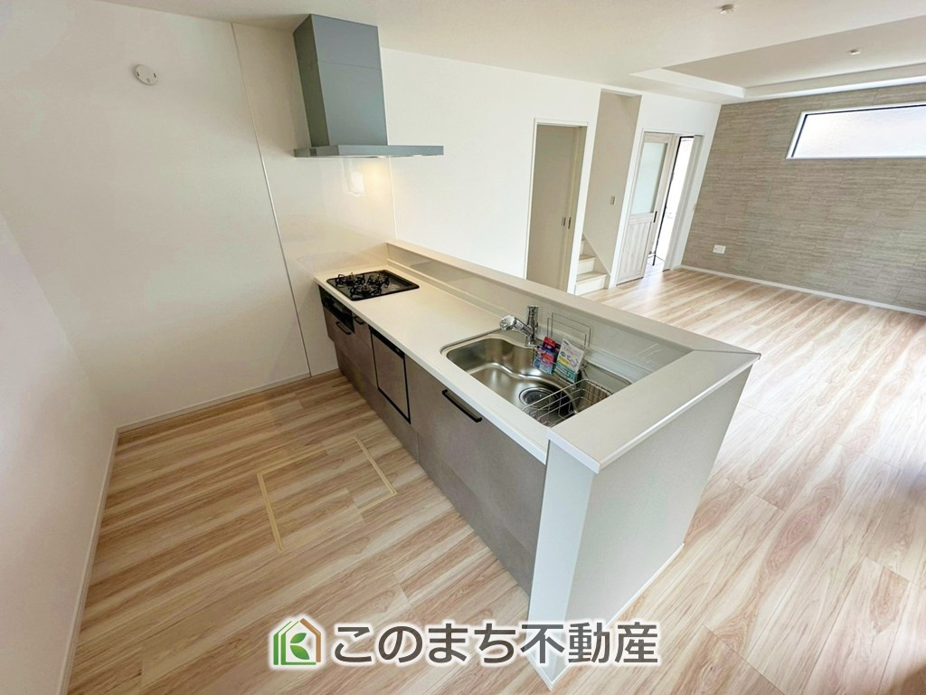 リガーレ宇都宮市石井町7期のキッチン|"お洒落なホワイト天板のペニンシュラキッチンを採用しております。
浄水器内蔵の水栓です♪"
