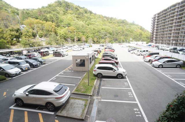 ジャルダン宝塚中山台弐番館Ａ棟の駐車場