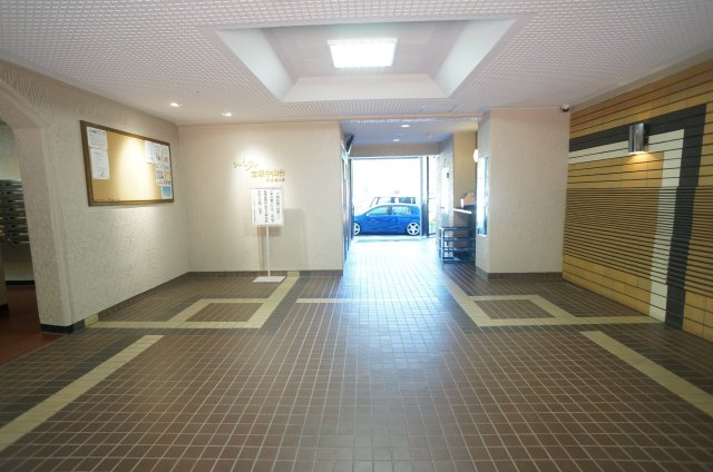 ジャルダン宝塚中山台弐番館Ａ棟のエントランス
