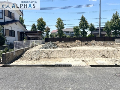 【外観】 | 神戸市西区春日台二丁目　新築戸建 | ■ゆとりのある駐車スペース♪
■ 並列2台駐車可能♪※車種による
※建築工事中♪