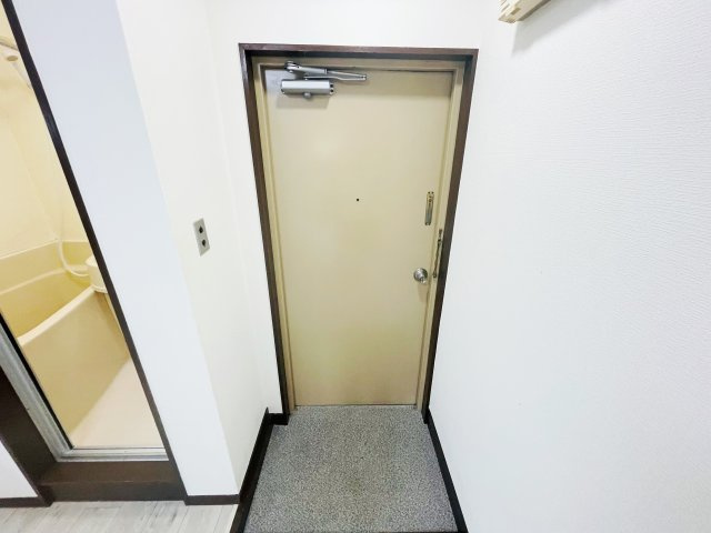 バンビ白山第4ビルの玄関