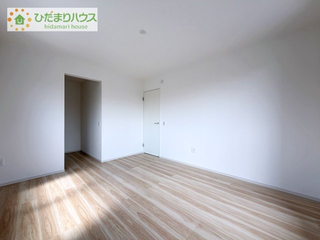 【寝室】 | 牛久市中央5期　新築戸建 | バルコニーに面していて、たっぷり光りの入る明るい主寝室です！