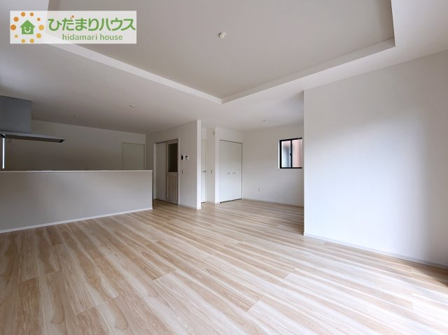 【居間・リビング】 | 牛久市中央5期　新築戸建 | リビングの大きな窓からは、暖かな日の光が降り注ぎます・・・