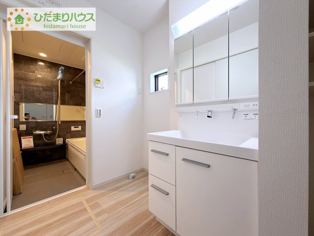【独立洗面台】 | 牛久市中央5期　新築戸建 | 三面鏡の大きな鏡は憧れます(^^♪
鏡の後ろは収納となっていて、細かいものでも収納できるのでスッキリと整理できます！