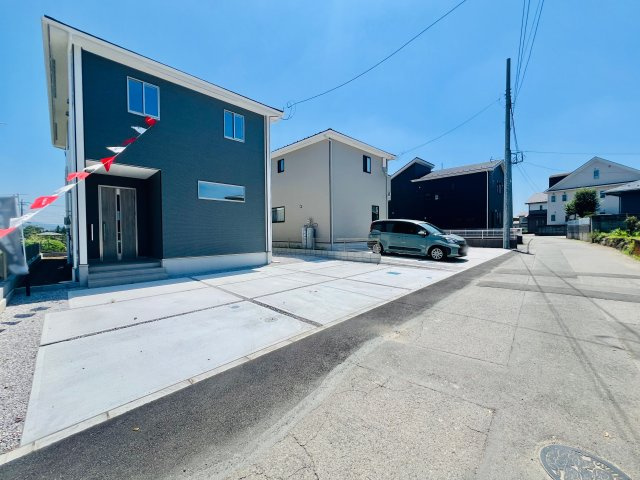 北群馬郡吉岡町の前面道路含む現地写真|間口も広く、駐車も楽々♪
