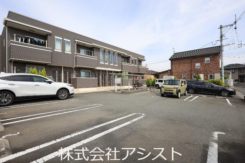 グレイス上三緒の駐車場