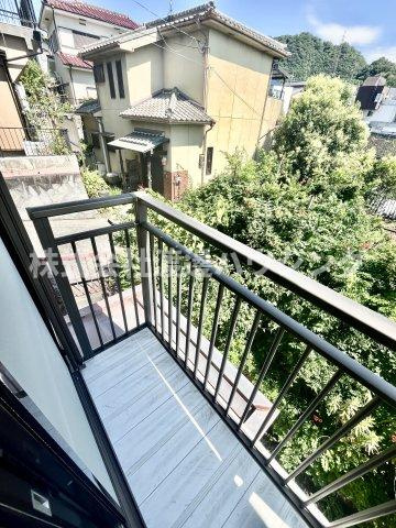 三日月貸家のバルコニー