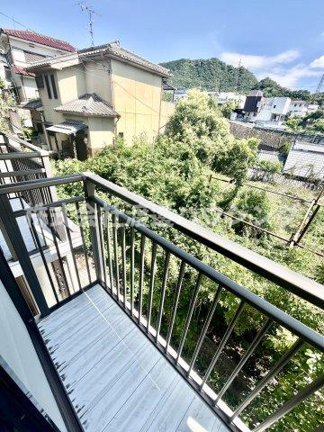 三日月貸家のバルコニー