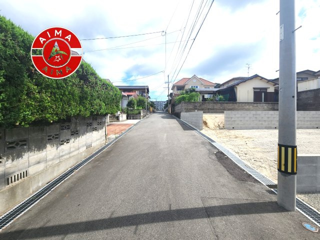 福津市東福間7丁目第2-1棟（1号棟）の前面道路含む現地写真|前面道路は閑静な住宅地をはしる車通りの少ない道路。お車の出し入れが苦手なママや小さなお子様にも安心ですね。しっかり舗装もされているので、ベビーカーや自転車で通っても快適に通行できます。