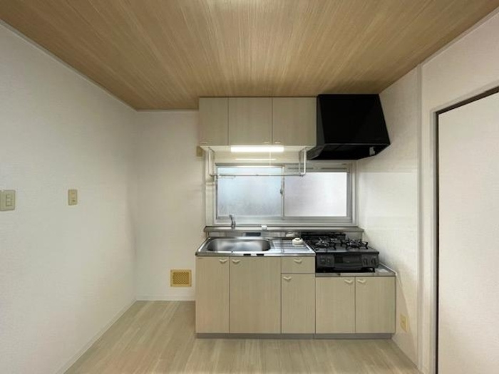 フォルム利松 B棟のキッチン|キッチン（段落ち）