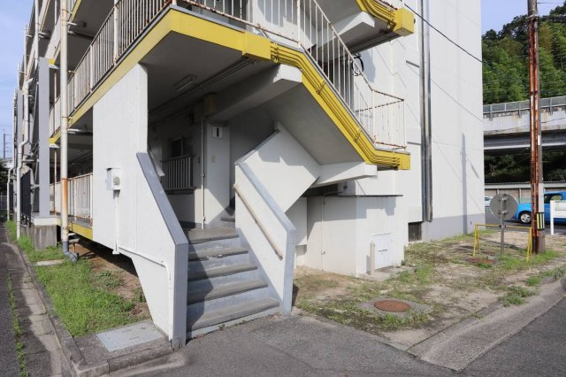 ビレッジハウス下更地1号棟のエントランス