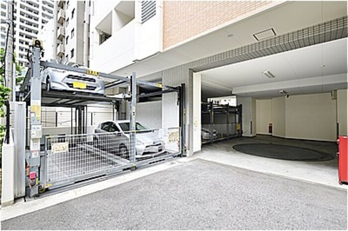 カスタリア三宮の駐車場