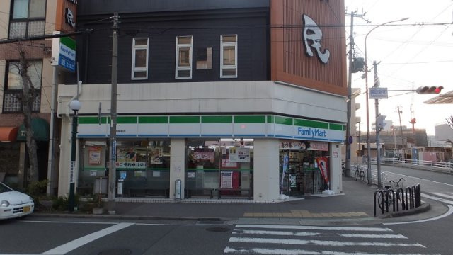 レオネクストアンビエントⅡの玄関|コンビにまで徒歩約4分。西へ約300ｍ。