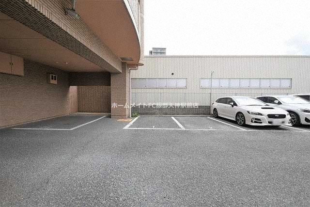 パークハイツアイリス5号館の駐車場