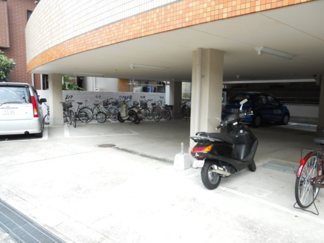 ラフレシア曽根の駐車場