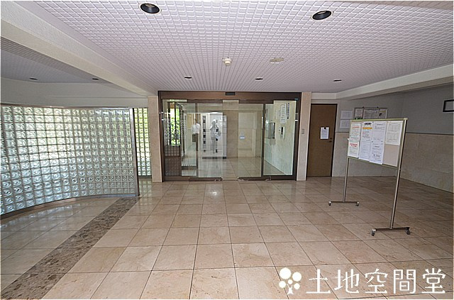 ライオンズマンション青山のエントランス|巡回の管理人がいます。