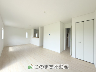 【居間・リビング】 | つくば市安食第2 | 同社施工物件写真。※建具やフローリング、その他仕様が異なる場合がございます。