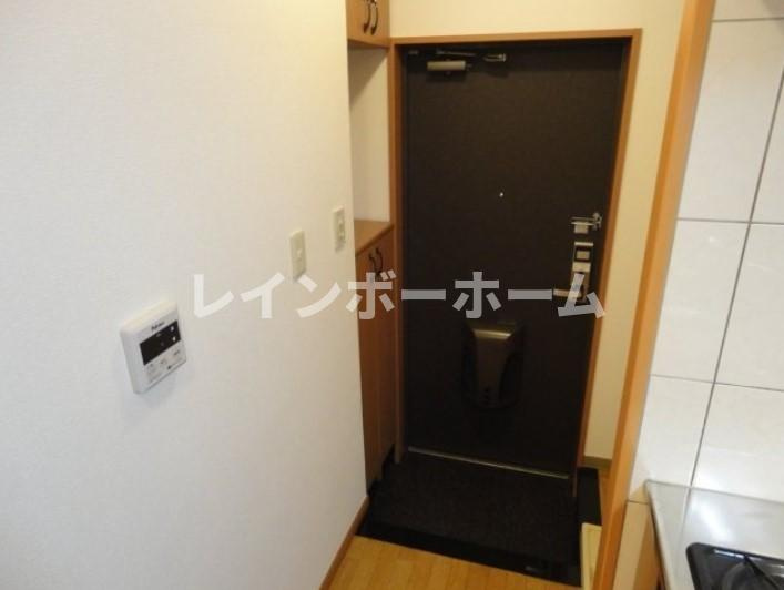 特典：仲介手数料が半額です!!の玄関|※別部屋反転タイプ写真。