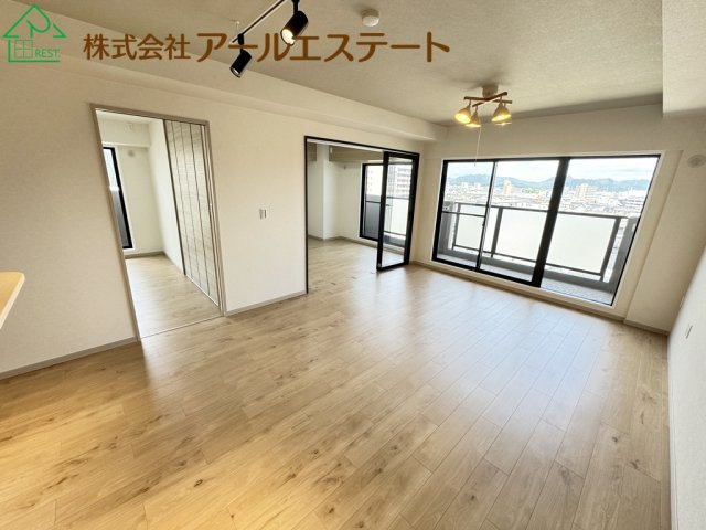 ロワイヤル北条口　　JR「姫路駅」徒歩14分の居間・リビング