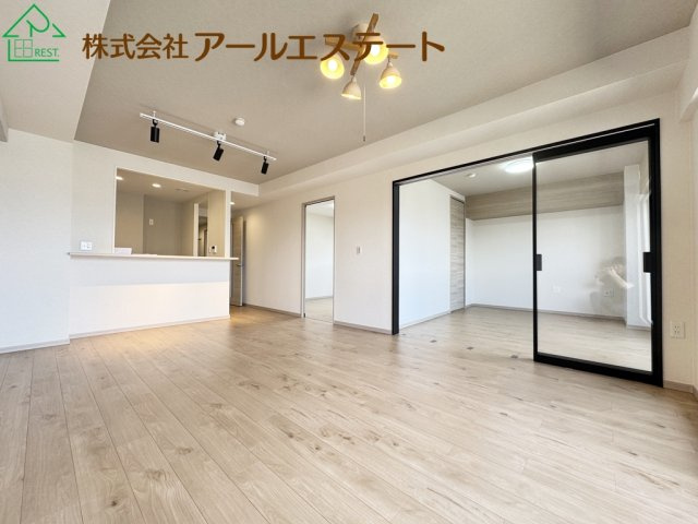 ロワイヤル北条口　　JR「姫路駅」徒歩14分の居間・リビング