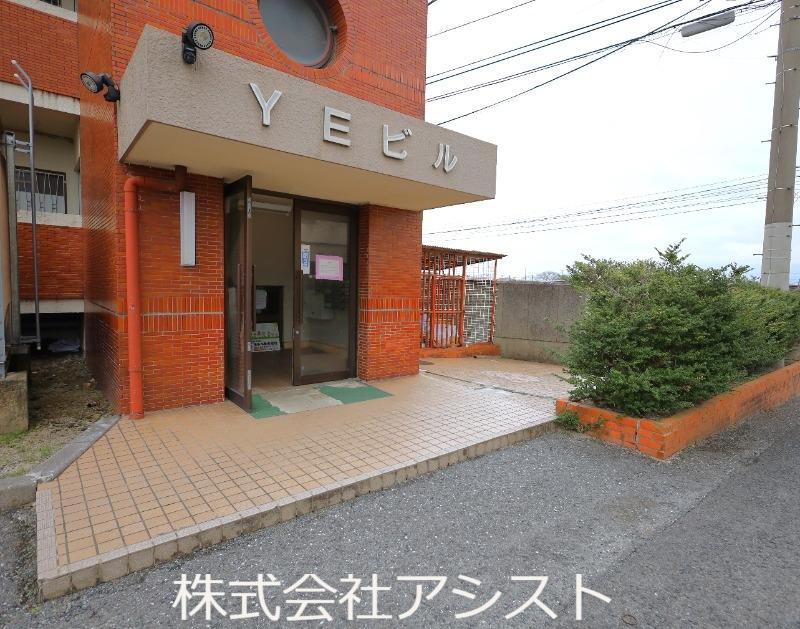 YEビルの駐車場