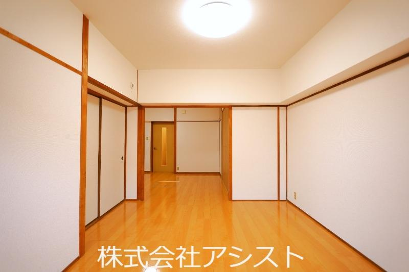 YEビルの居間・リビング