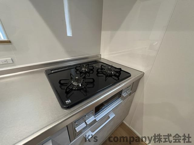 ◎茅ヶ崎市西久保　新築戸建　B棟のキッチン|同時進行ができる3口コンロ♪