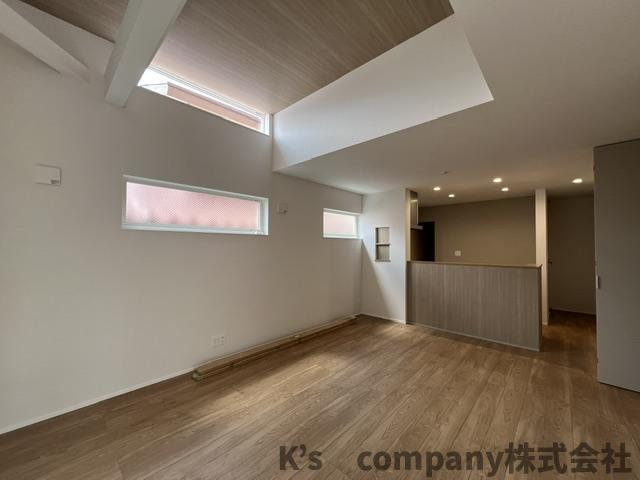 ◎茅ヶ崎市西久保　新築戸建　B棟の居間・リビング|窓からの日差しで明るいリビングルーム◇◇